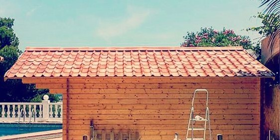 Cabane en bois avec tuiles rouges ombragées